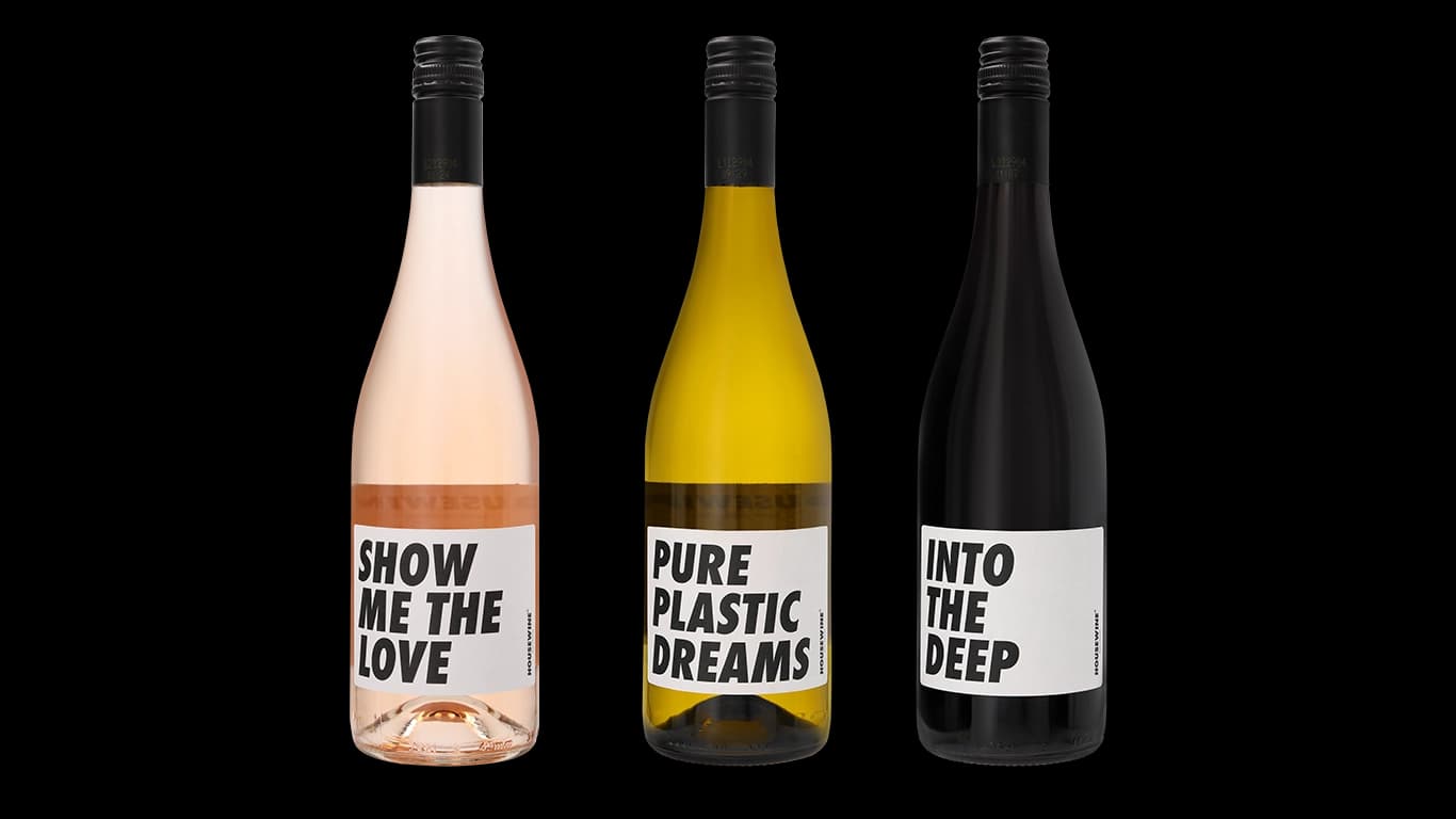 Die drei HOUSEWINE-Flaschen nebeneinander: Rosé, Chardonnay und Merlot.