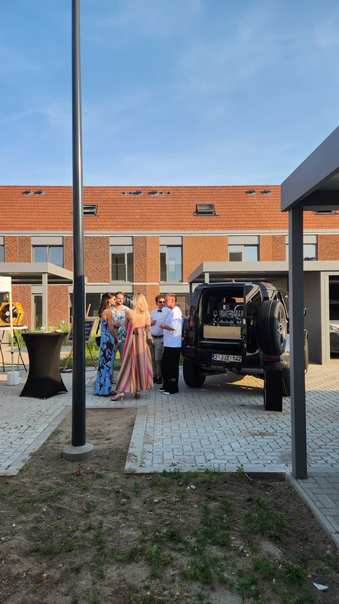 Gasten rond de HOUSEWINE Defender tijdens een stijlvol event.